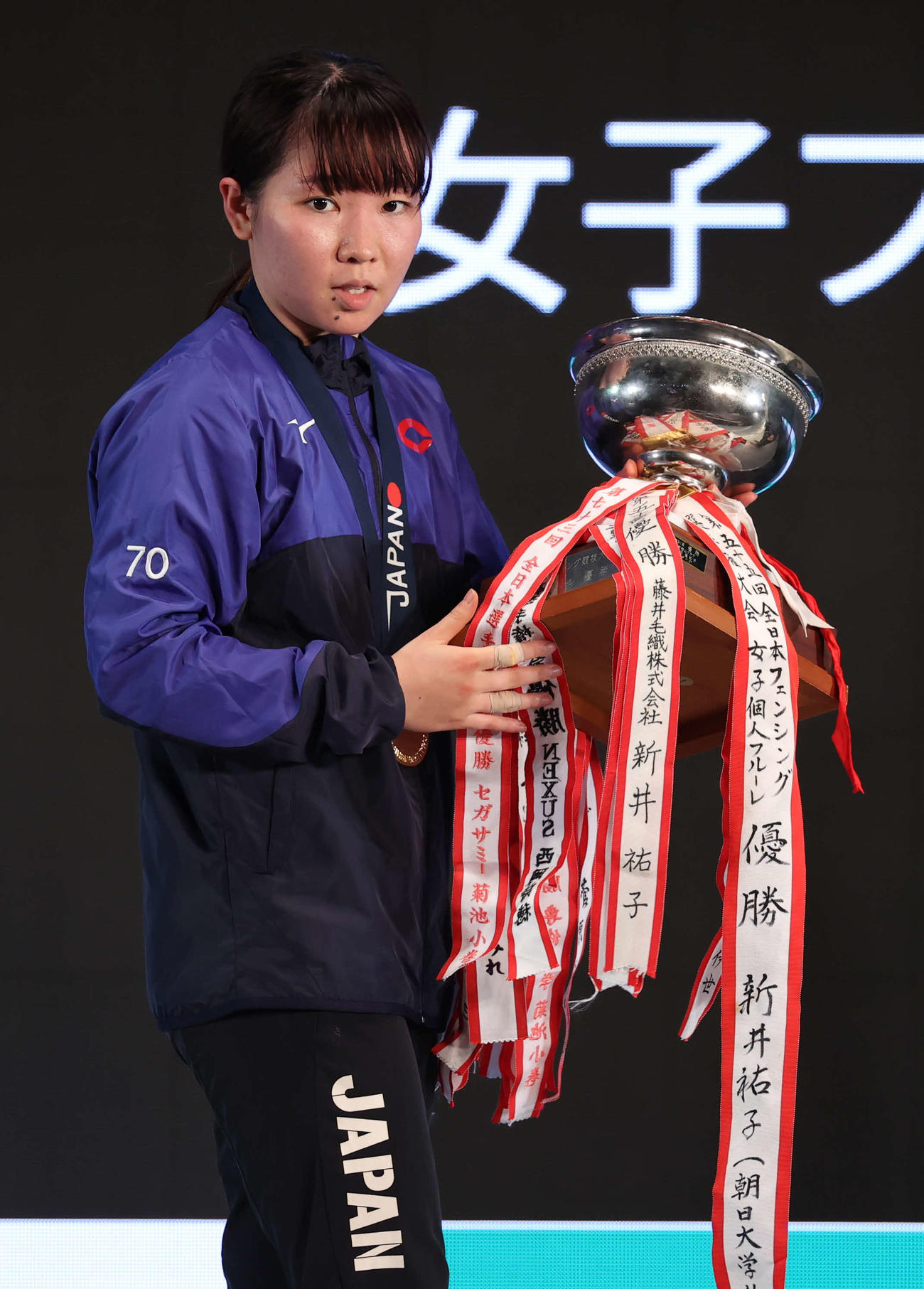 女子フルーレで優勝しカップを手にする上野（撮影・河野匠）