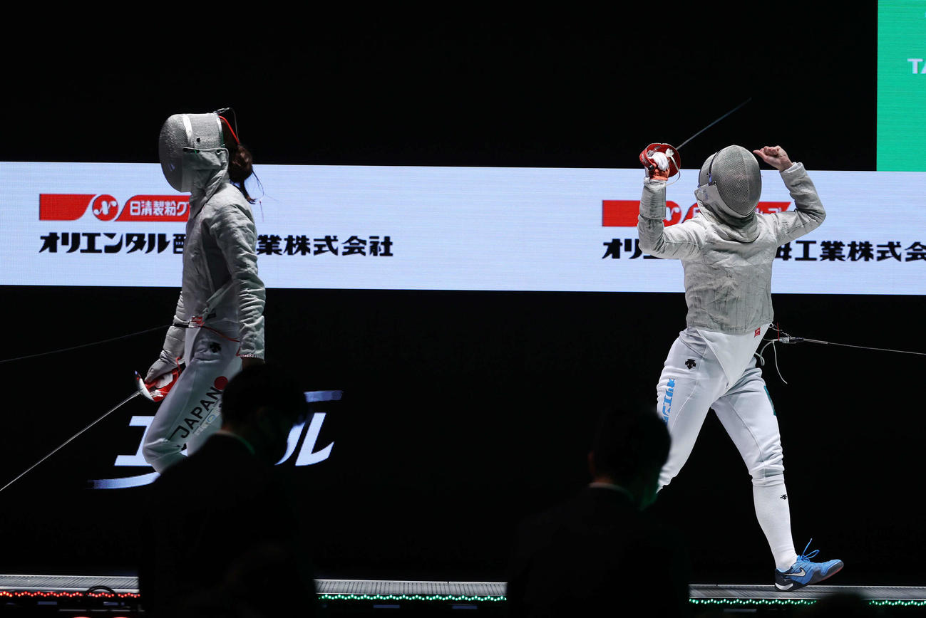 女子サーブル決勝で江村（左）から最後のポイントを奪いガッツポーズを見せる高嶋（撮影・河野匠）