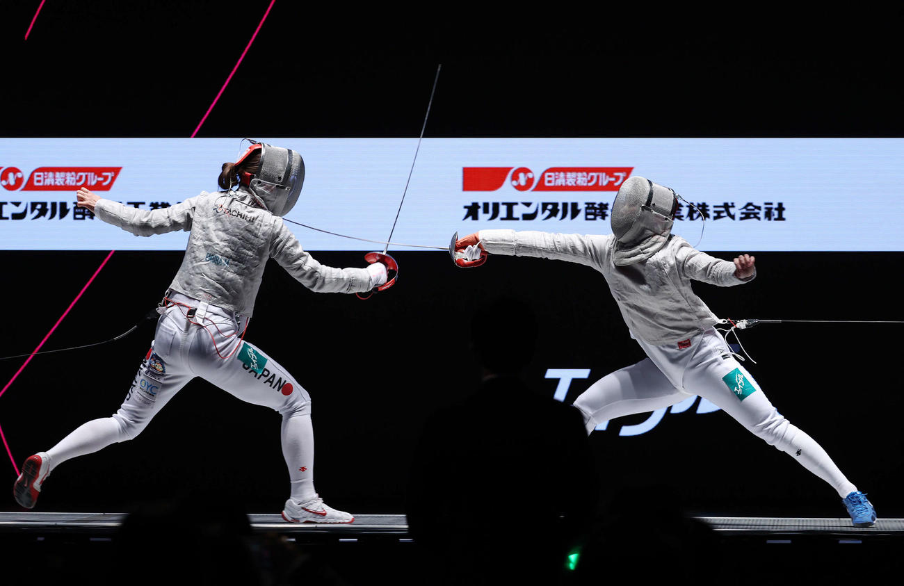 女子サーブル決勝で江村（左）を攻める高嶋（撮影・河野匠）