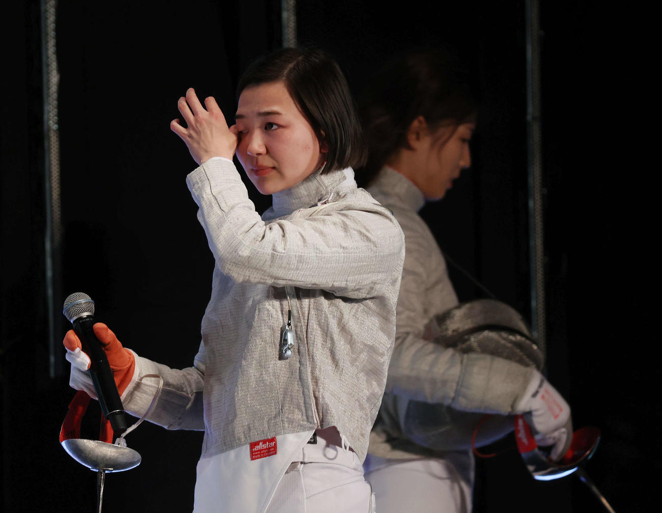 女子サーブル決勝で江村（後方）に勝利し涙を見せる高嶋（撮影・河野匠）