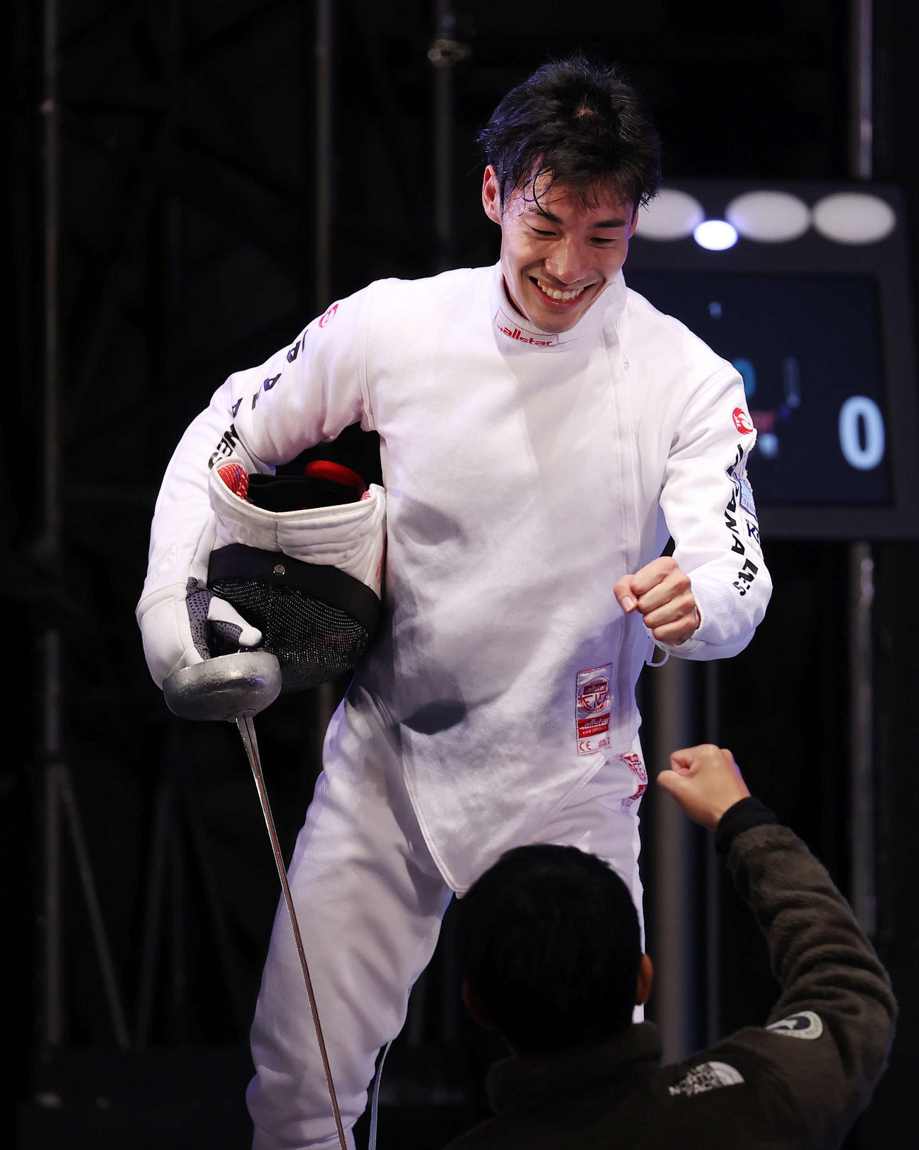 男子エペ決勝で村上（右）に勝利し笑顔を見せる加納（撮影・河野匠）