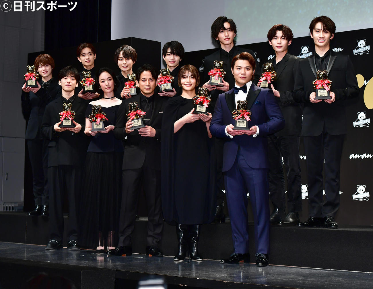 「anan AWARD 2021」で記念撮影に臨む受賞者たち。前列左からDJ松永、黒木華、岡田准一、阿部詩、阿部一二三、後列左からなにわ男子の大橋和也、高橋恭平、大西流星、西畑大吾、道枝駿佑、長尾謙杜、藤原丈一郎（撮影・小沢裕）