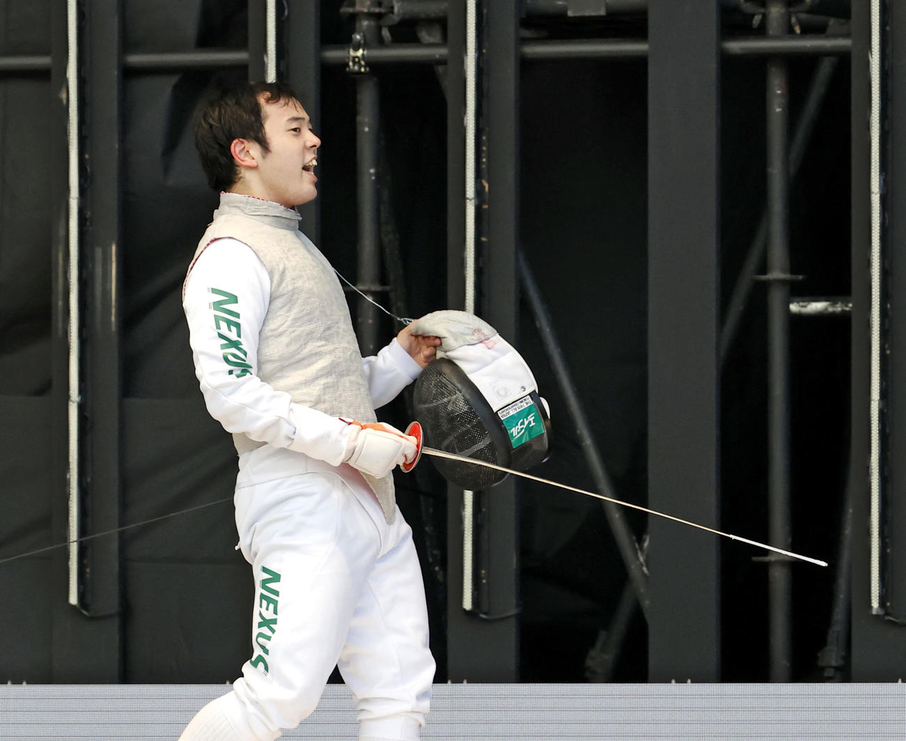 男子フルーレで優勝し喜ぶ永野雄大