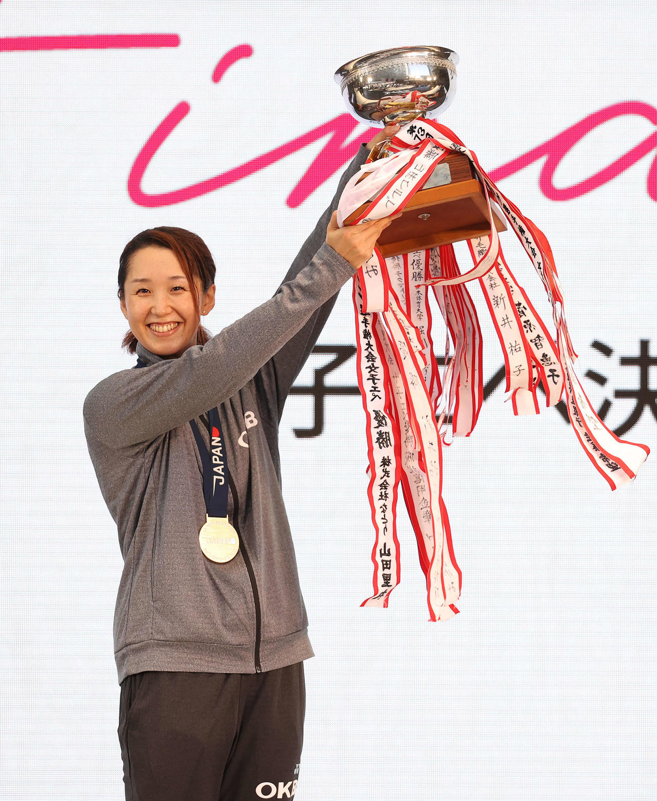 女子エペで優勝し、カップを掲げる佐藤（撮影・河野匠）