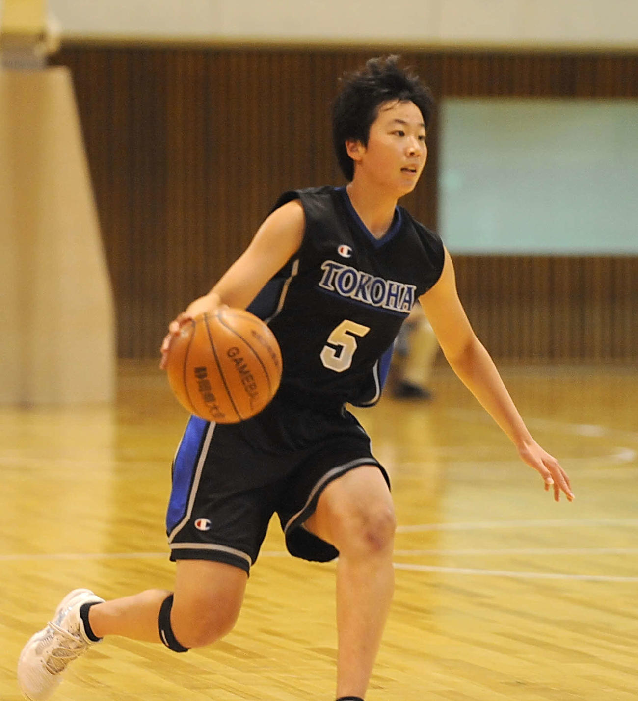 ドリブルする常葉大常葉の植田希歩
