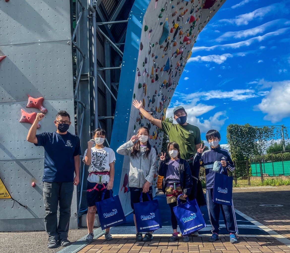 常翔啓光学園で行われたキッズ練習会で笑顔を見せる子どもたち（エイチ・アイ・エス提供）