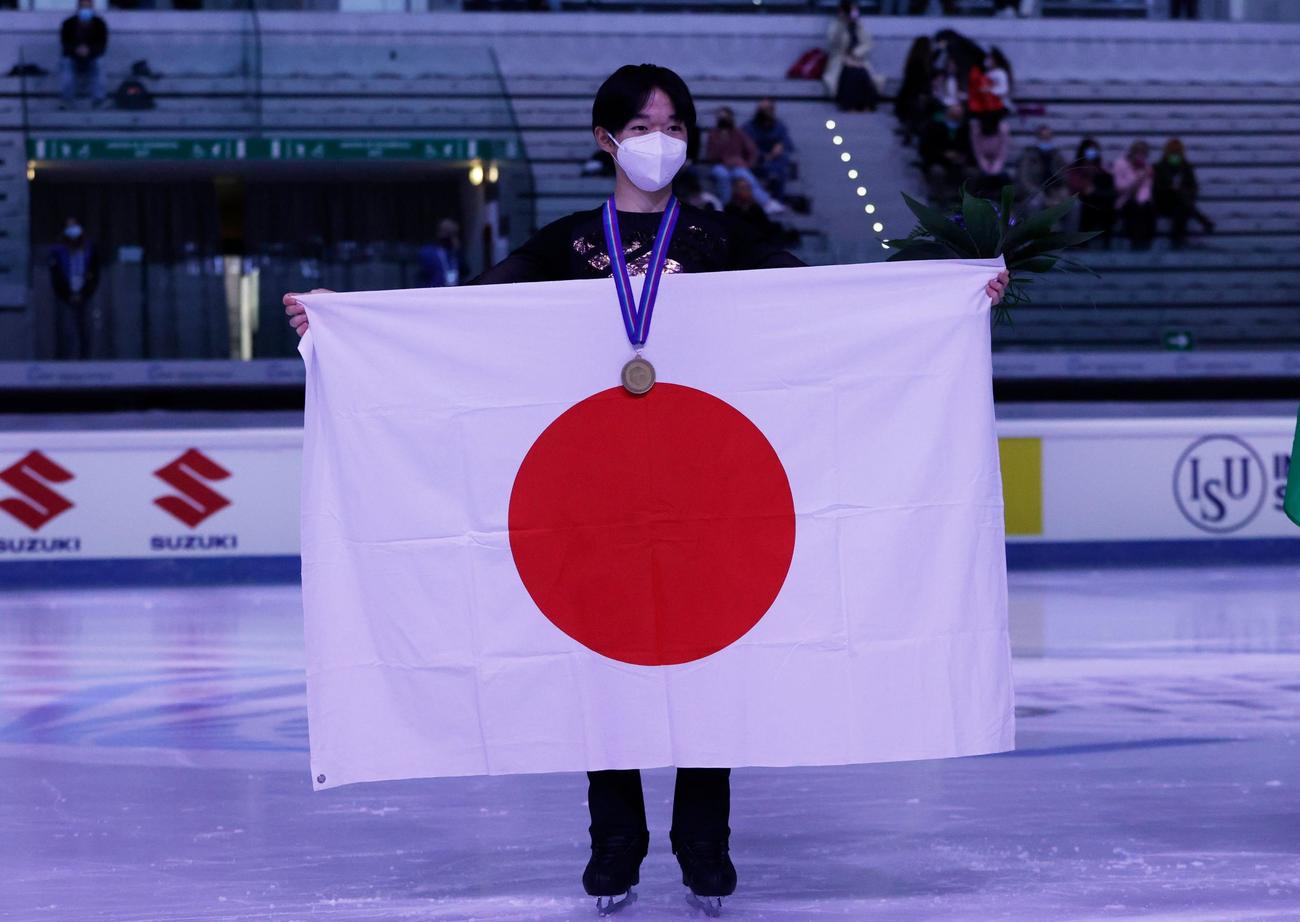 表彰式で記念撮影する鍵山優真（ロイター）