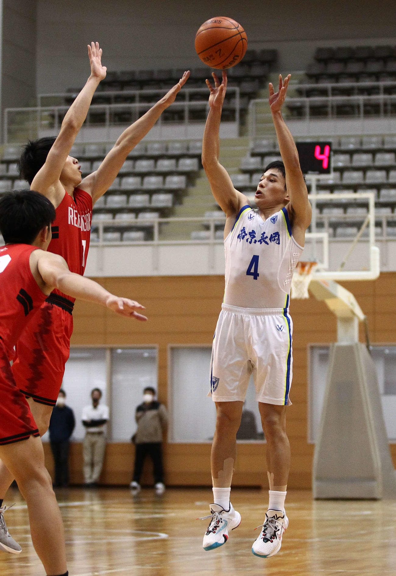 シュートする帝京長岡・田中