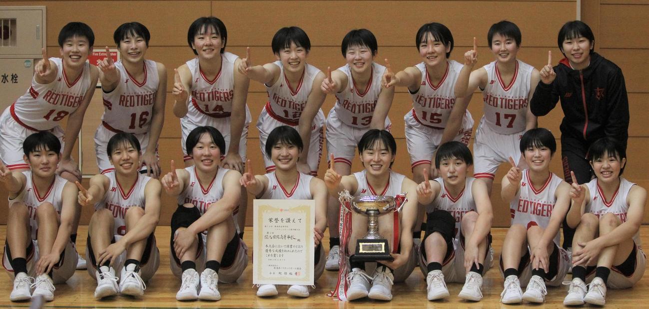 8連覇の開志国際の女子メンバー