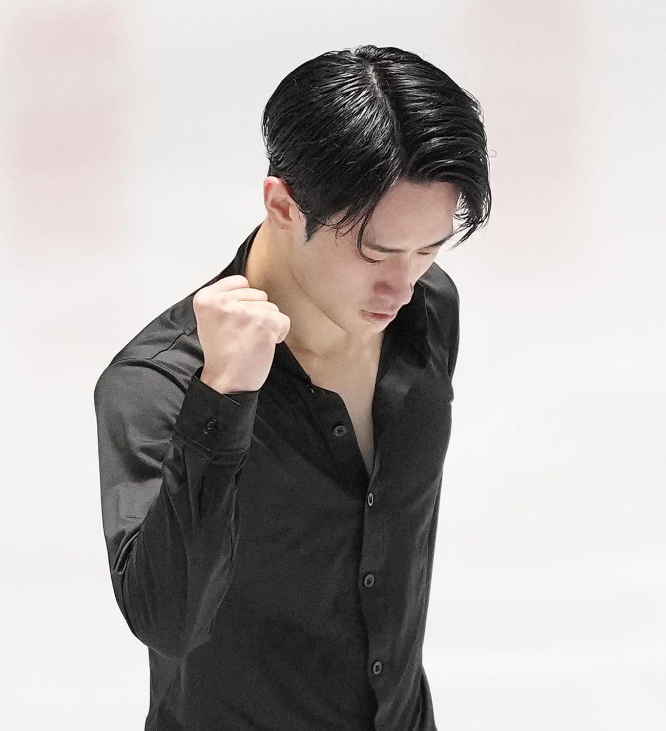 NHK杯男子SPの演技を終え、ガッツポーズを見せる山本（撮影・菅敏）