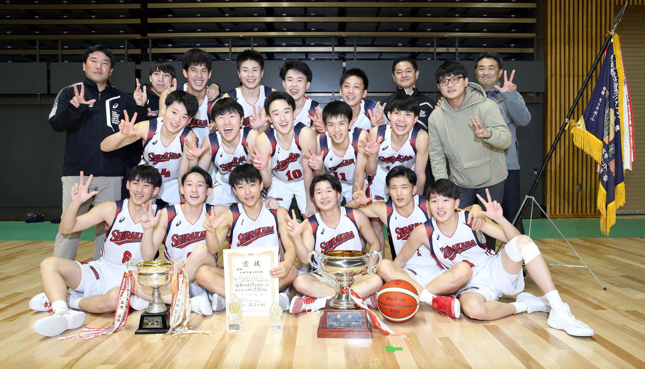 優勝を決め笑顔で撮影に応じる白樺学園の選手たち（撮影・佐藤翔太）