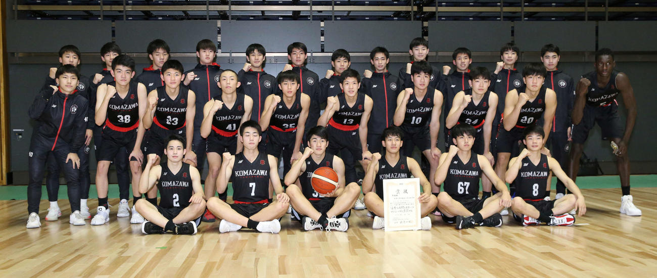 全国大会への出場を決め笑顔で撮影に応じる駒大苫小牧の選手たち（撮影・佐藤翔太）