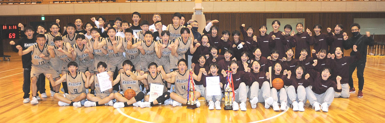 浜松開誠館の男子（左）は初優勝を、女子は史上初の6連覇を飾り、一緒に記念撮影