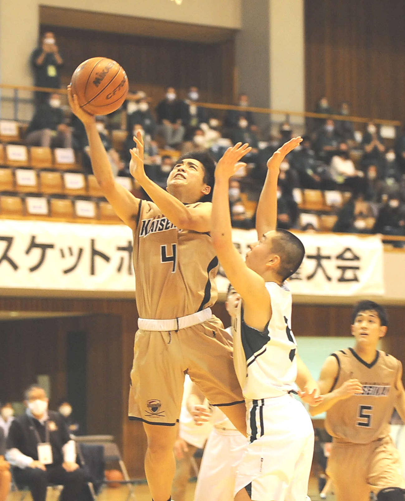 シュートする男子の浜松開誠館の海野