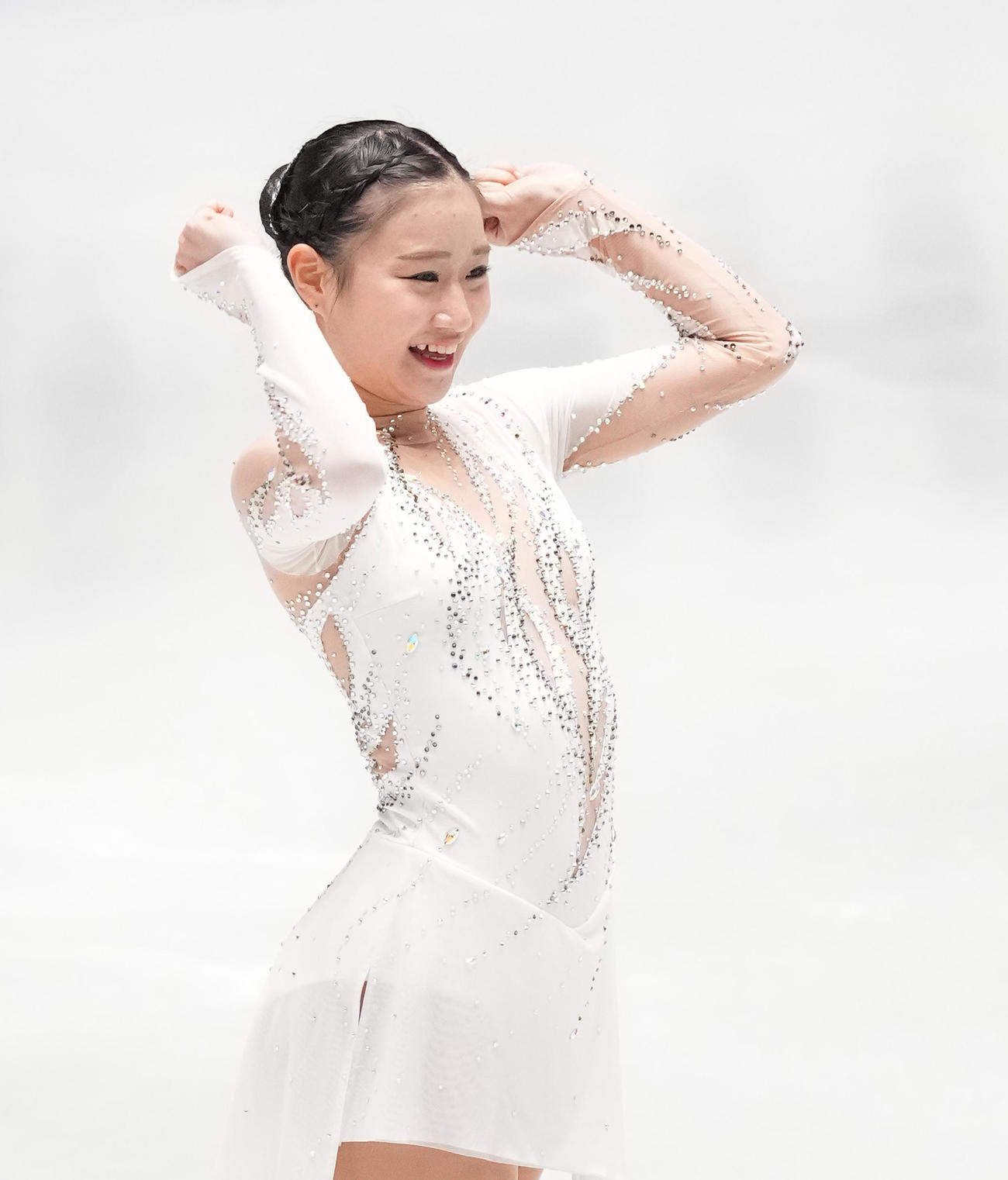 NHK杯女子SPの演技を終え、ガッツポーズを見せる河辺（撮影・菅敏）