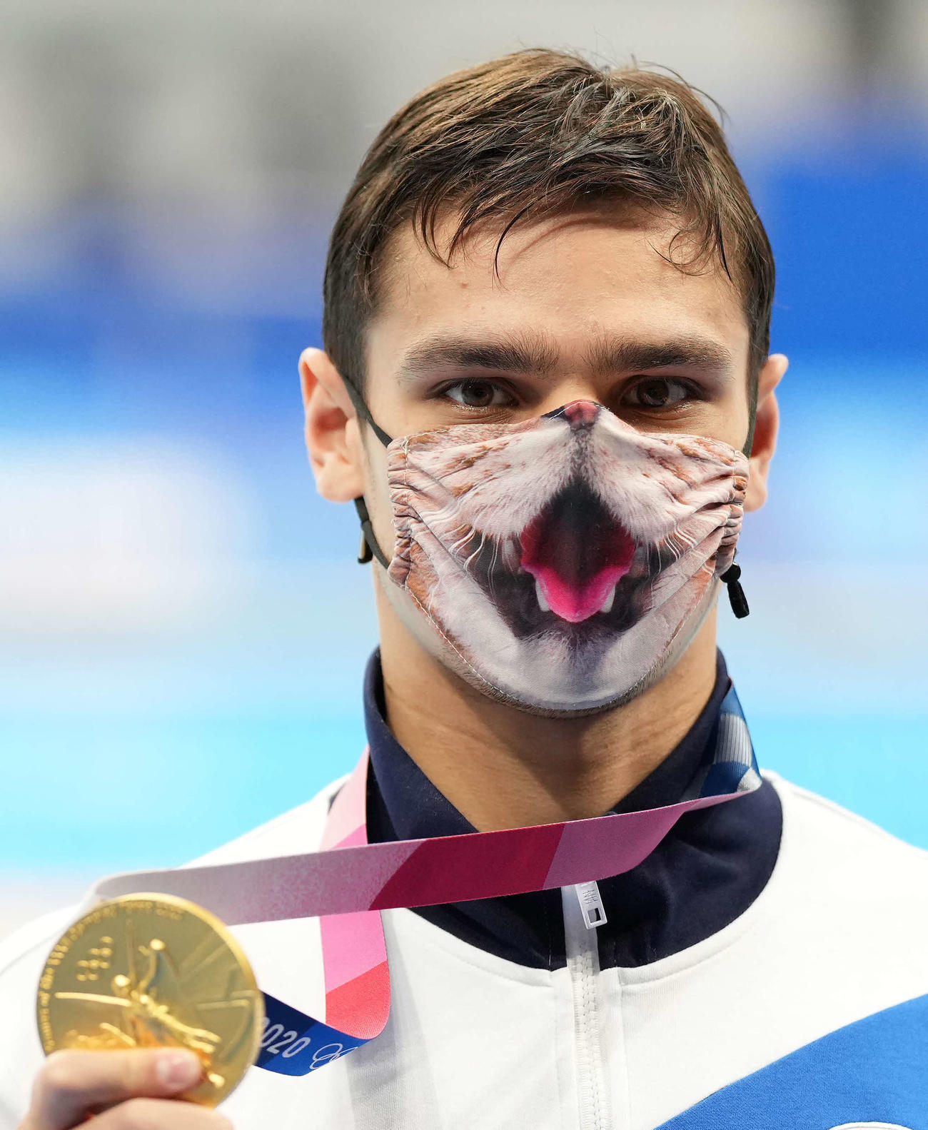 7月30日、競泳　男子200メートル背泳ぎで猫の口の柄のマスクをして金メダルを手にするROCエフゲニー・リロフ