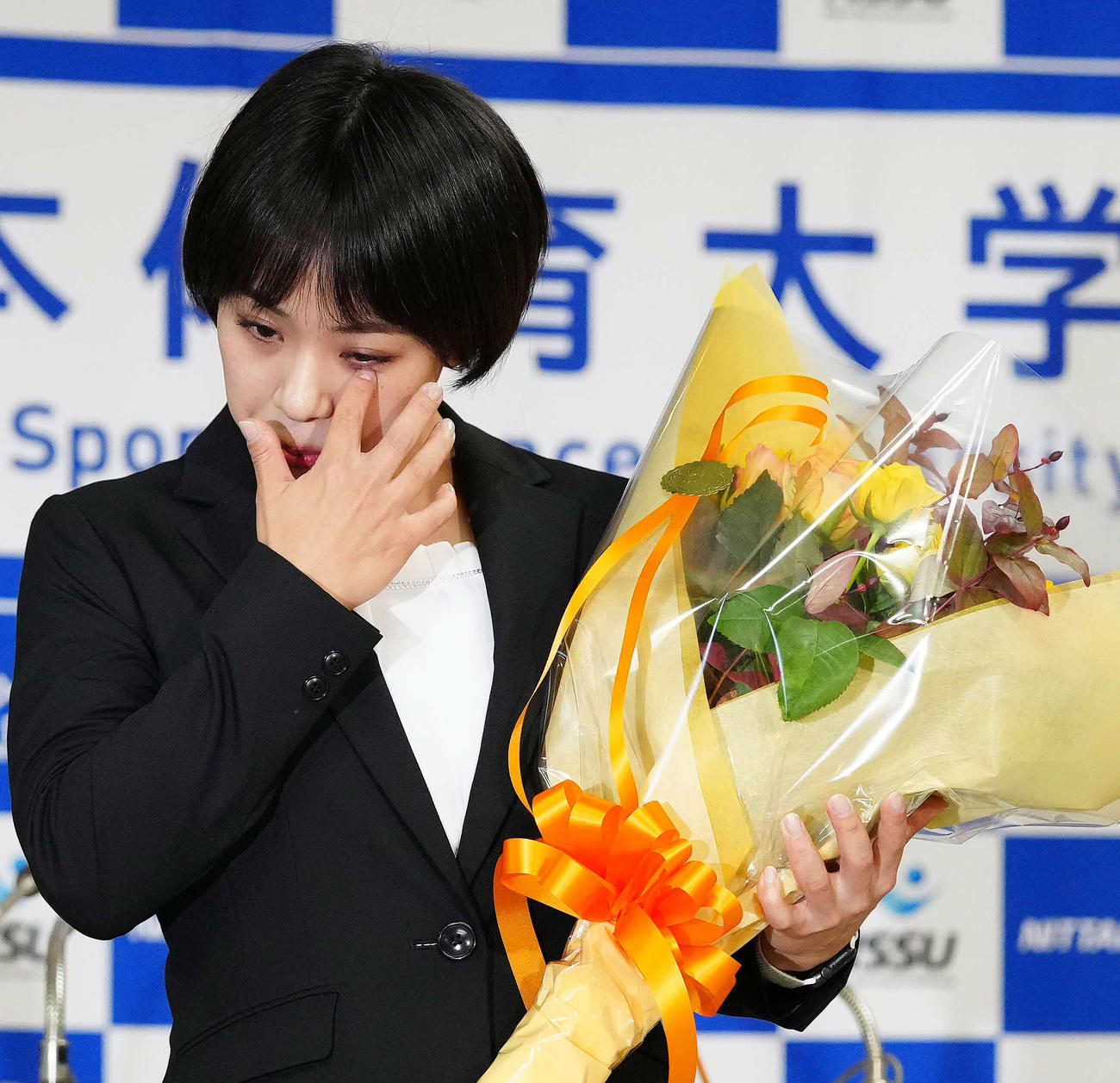 引退会見を終え、目頭を押さえる村上茉愛（撮影・江口和貴）