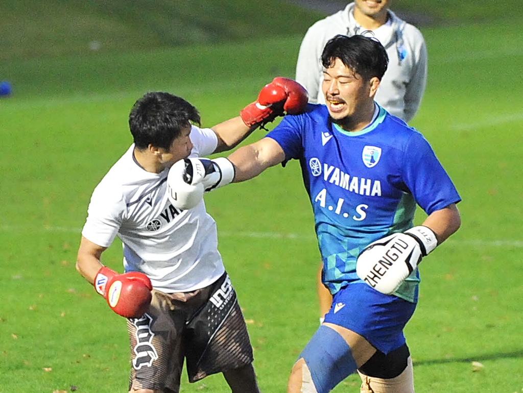 八重樫氏（左）とマスボクシングをする静岡ブルーレヴズの桑野（撮影・倉橋徹也）