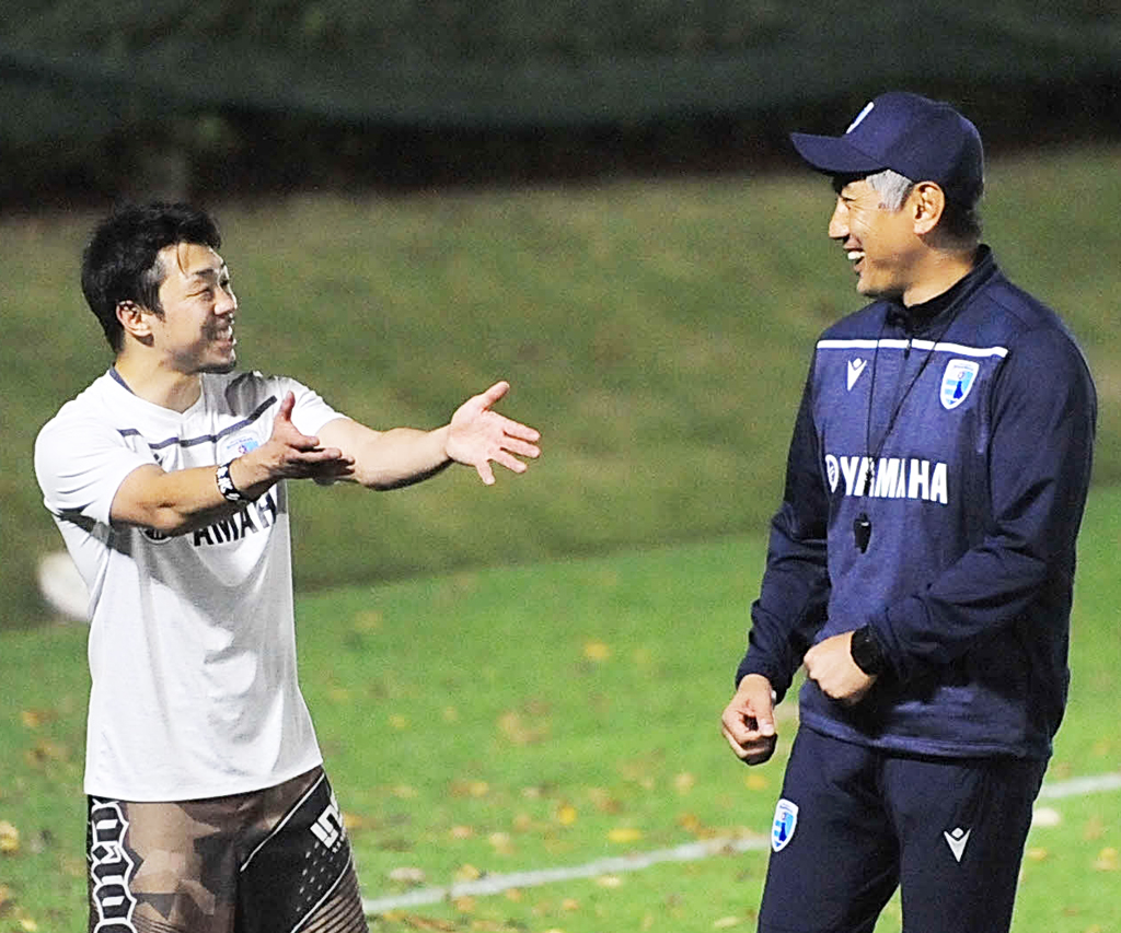 八重樫氏（左）と談笑する静岡ブルーレヴズの堀川隆延監督（撮影・倉橋徹也）