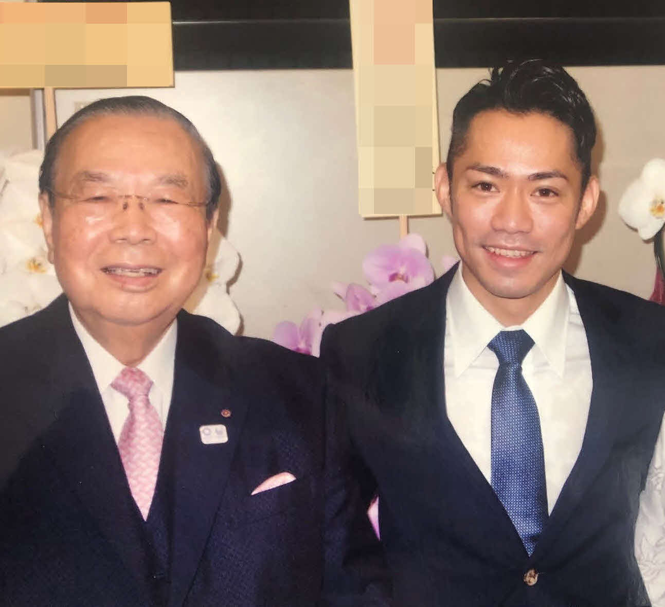 17年、笑顔で写真に納まる森本靖一郎さん（左）と高橋（写真は一部加工）（USM提供）