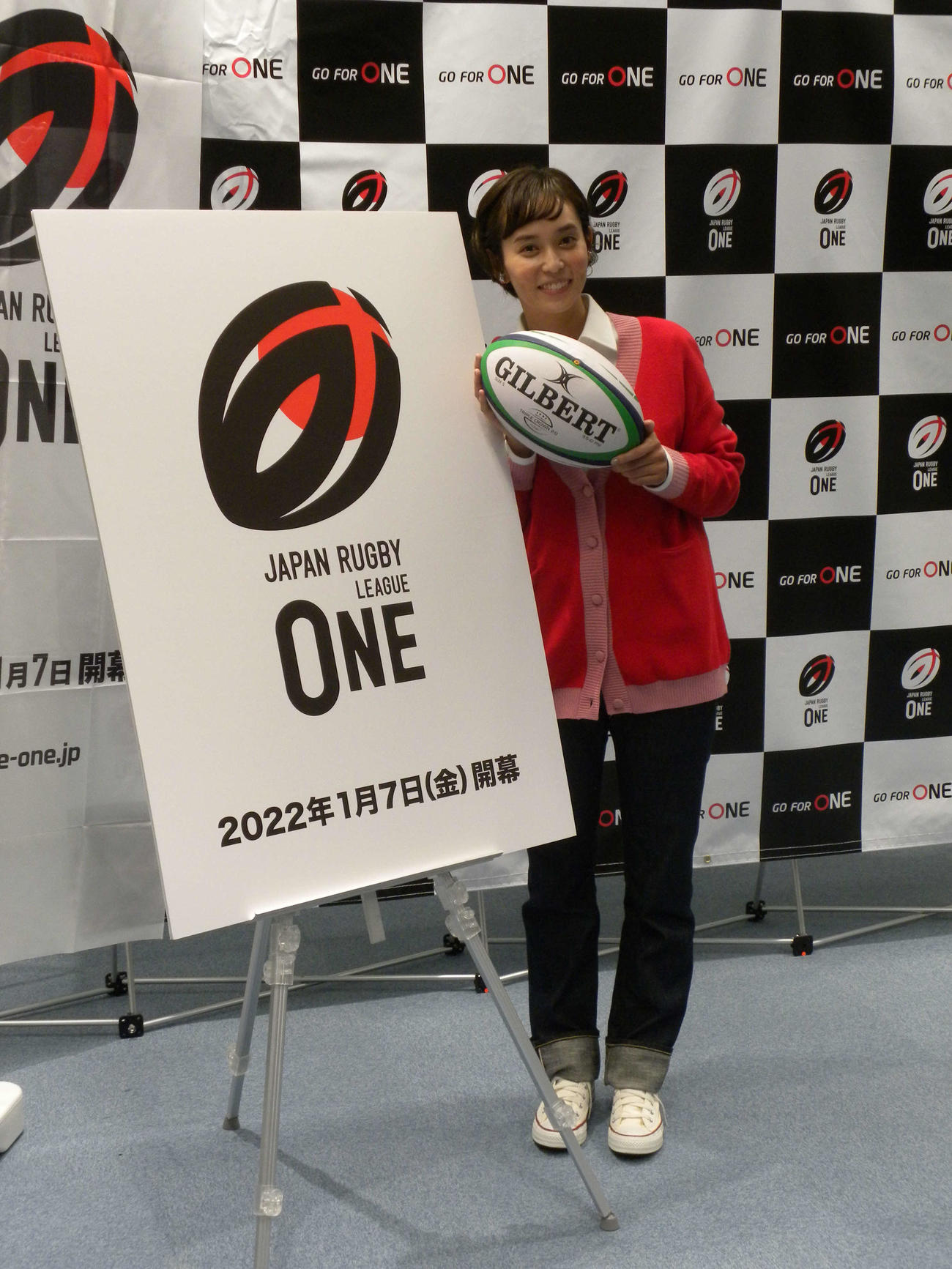 ラグビーの新リーグ「リーグワン」オフィシャルサポーターに就任し、ポーズを決める依吹（撮影・松本航）