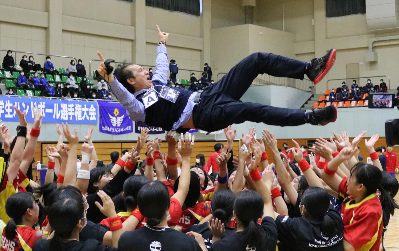 史上初の8連覇を達成し選手らに胴上げされる大体大の楠本繁生監督（大阪体育大提供）