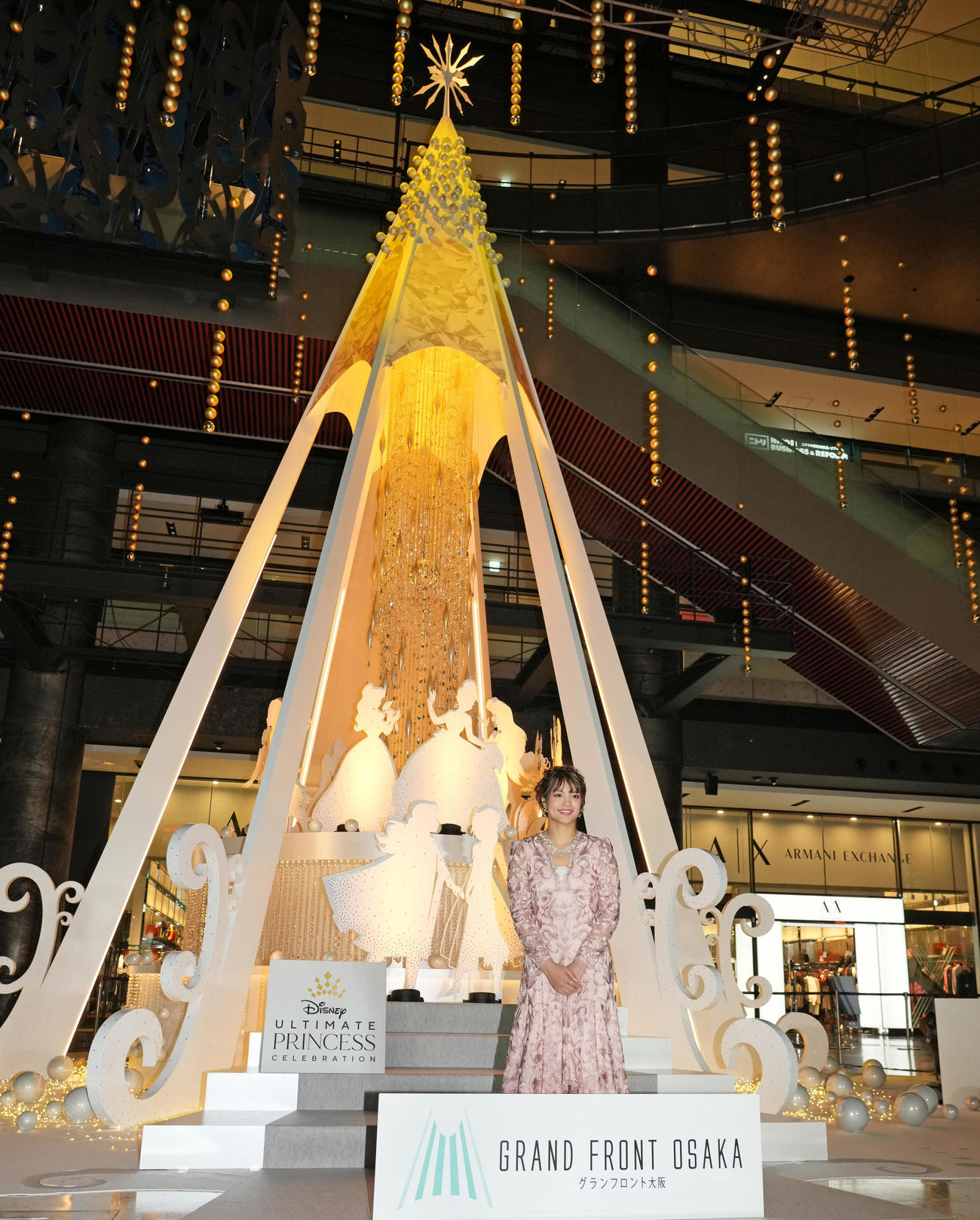 グランフロント大阪でのクリスマスイベント点灯式にスペシャルゲストとして登場する東京五輪柔道金メダリストの阿部詩（撮影・清水貴仁）