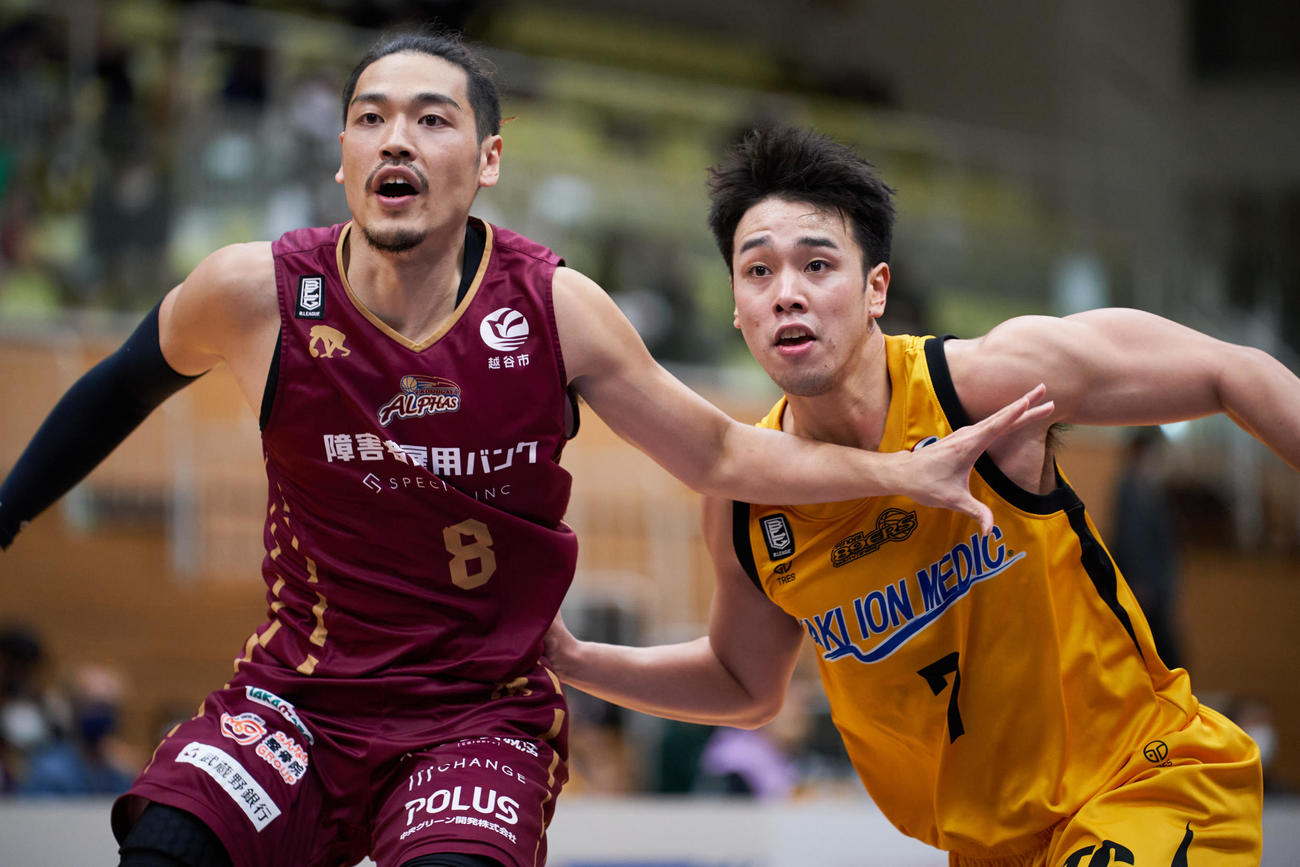 第2Q、仙台・沢辺（右）は越谷・長谷川と競り合う（C）B．LEAGUE