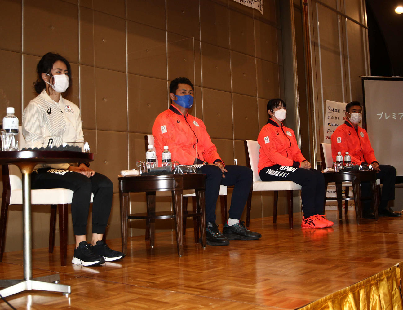 トークセッションに出席した五輪選手。左からフリースタイルスキー小野塚、水球・志水、アーチェリー中村、カヌー當銘