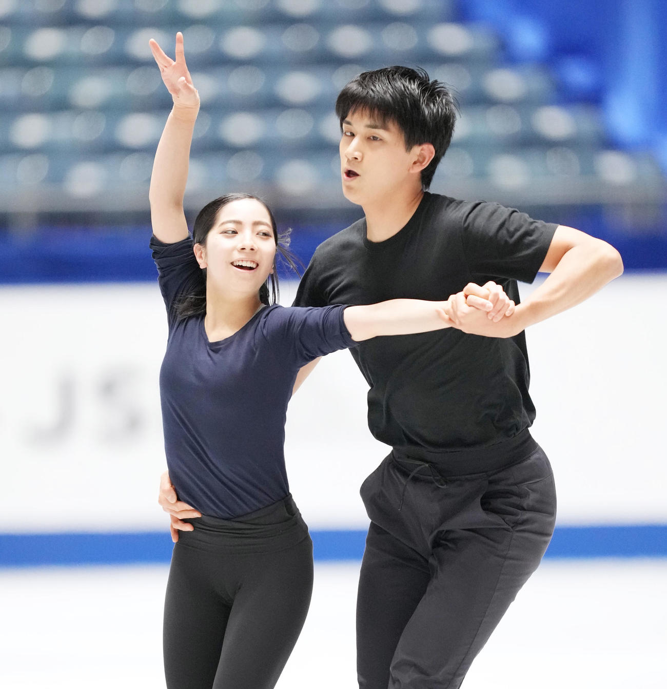NHK杯ペアの公式練習で調整する三浦（左）、木原組（撮影・菅敏）