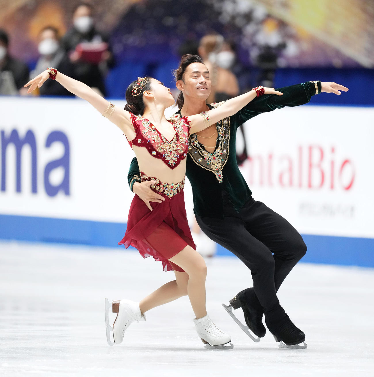 NHK杯アイスダンスの公式練習で調整する村元（左）、高橋組（撮影・菅敏）