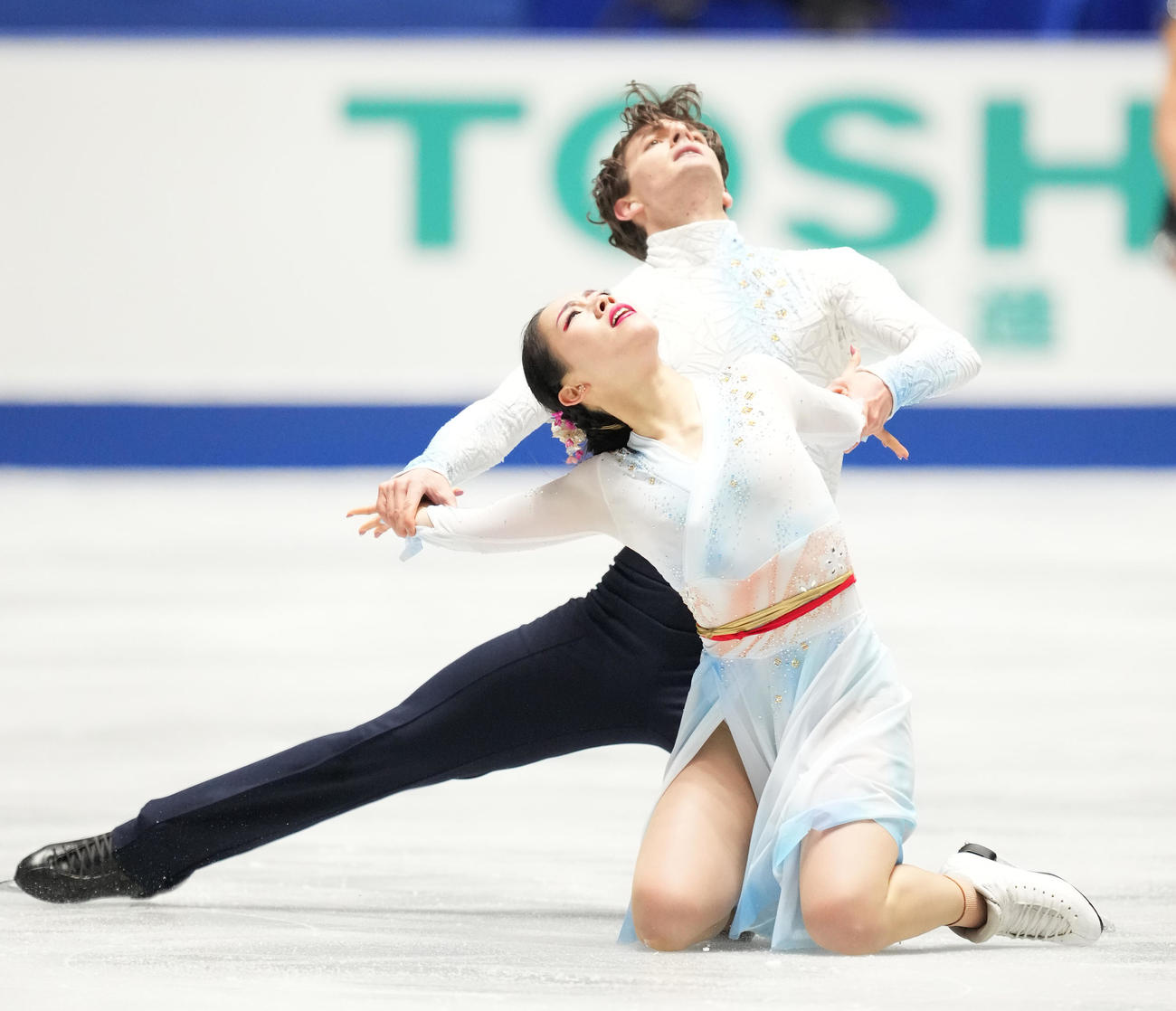NHK杯アイスダンスの公式練習で調整する小松原美里（左）、尊組（撮影・菅敏）