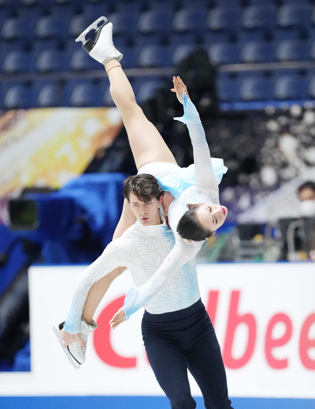 NHK杯アイスダンスの公式練習で調整する小松原美里（右）、尊組（撮影・菅敏）
