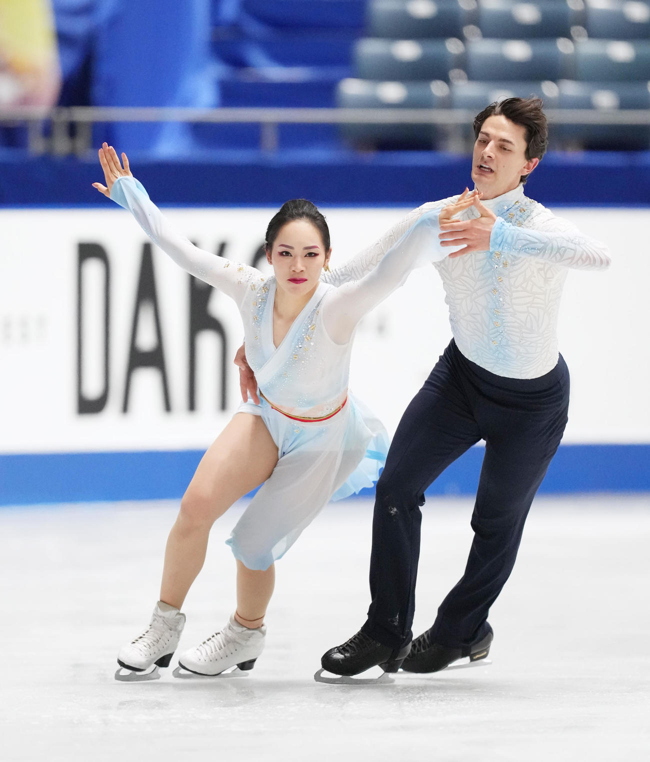 NHK杯アイスダンスの公式練習で調整する小松原美里（左）尊組（撮影・菅敏）