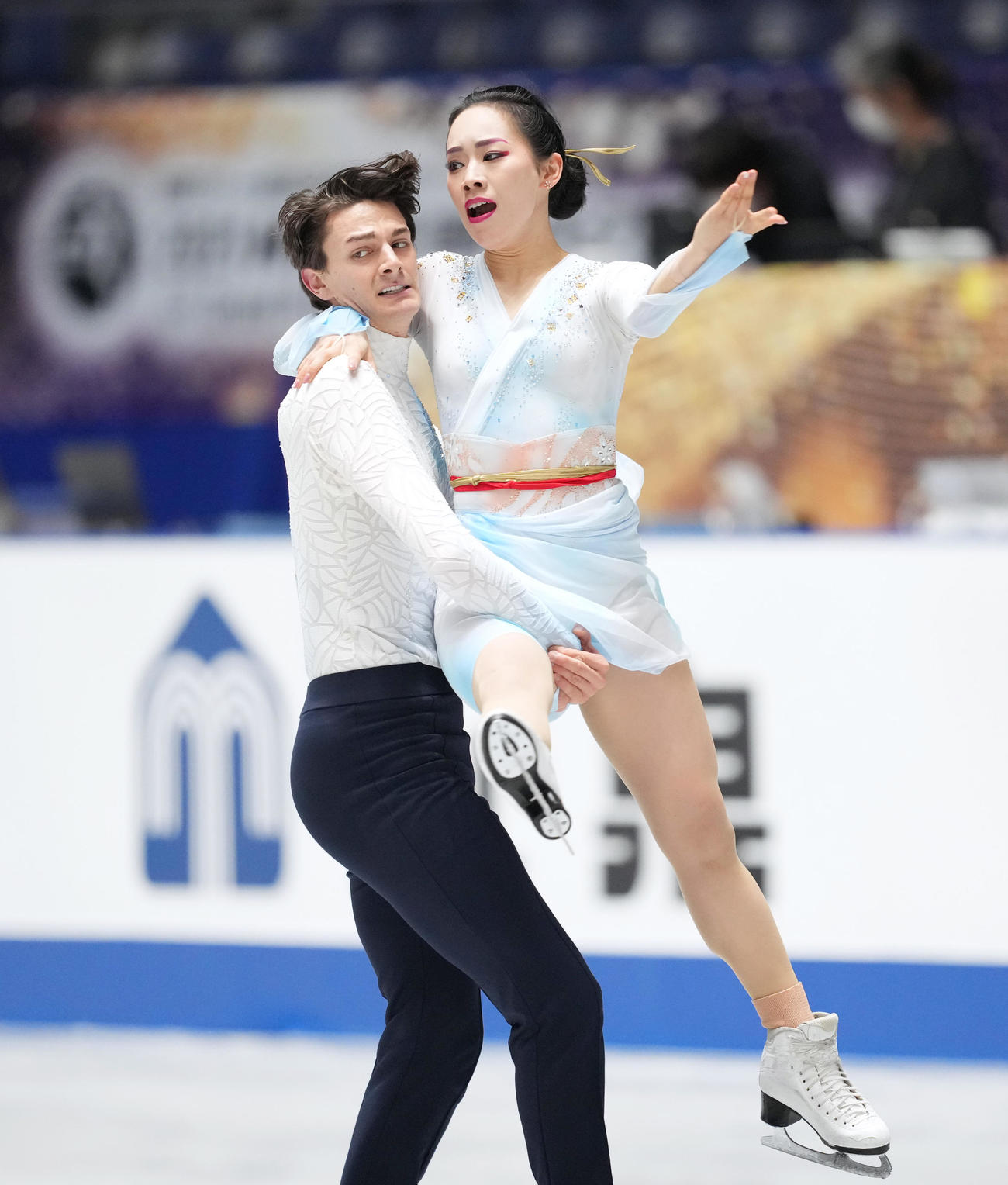 NHK杯アイスダンスの公式練習で調整する小松原美里（右）尊組（撮影・菅敏）