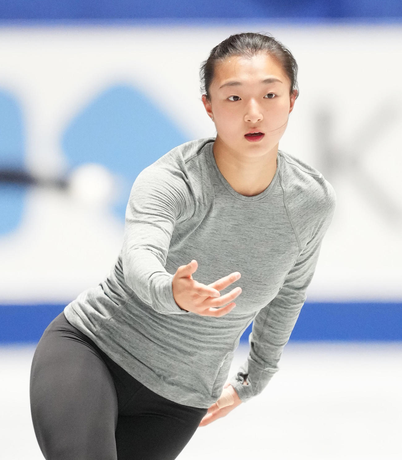 NHK杯女子シングルの公式練習で調整する坂本（撮影・菅敏）