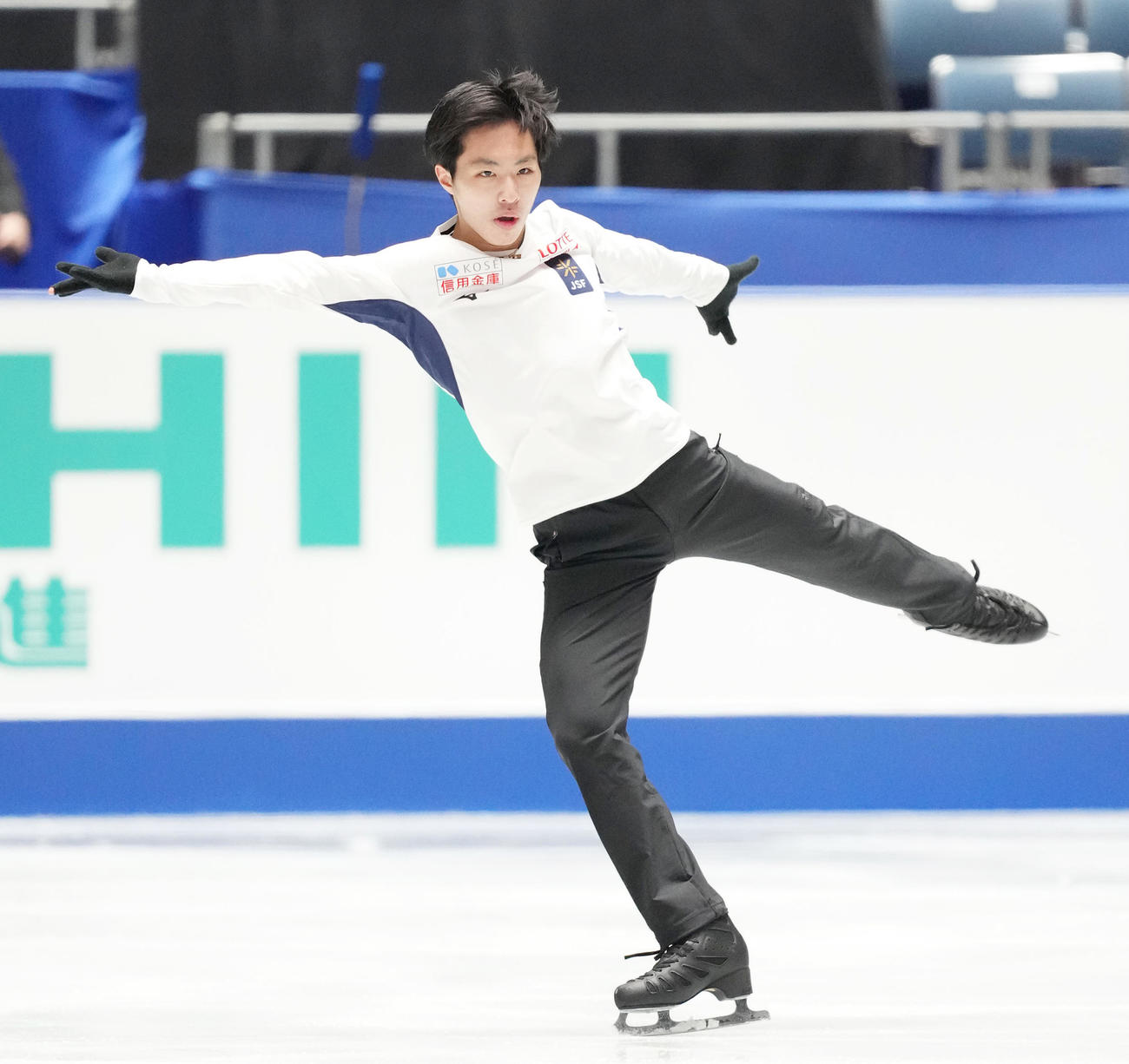 NHK杯男子シングルの公式練習で調整する三浦（撮影・菅敏）