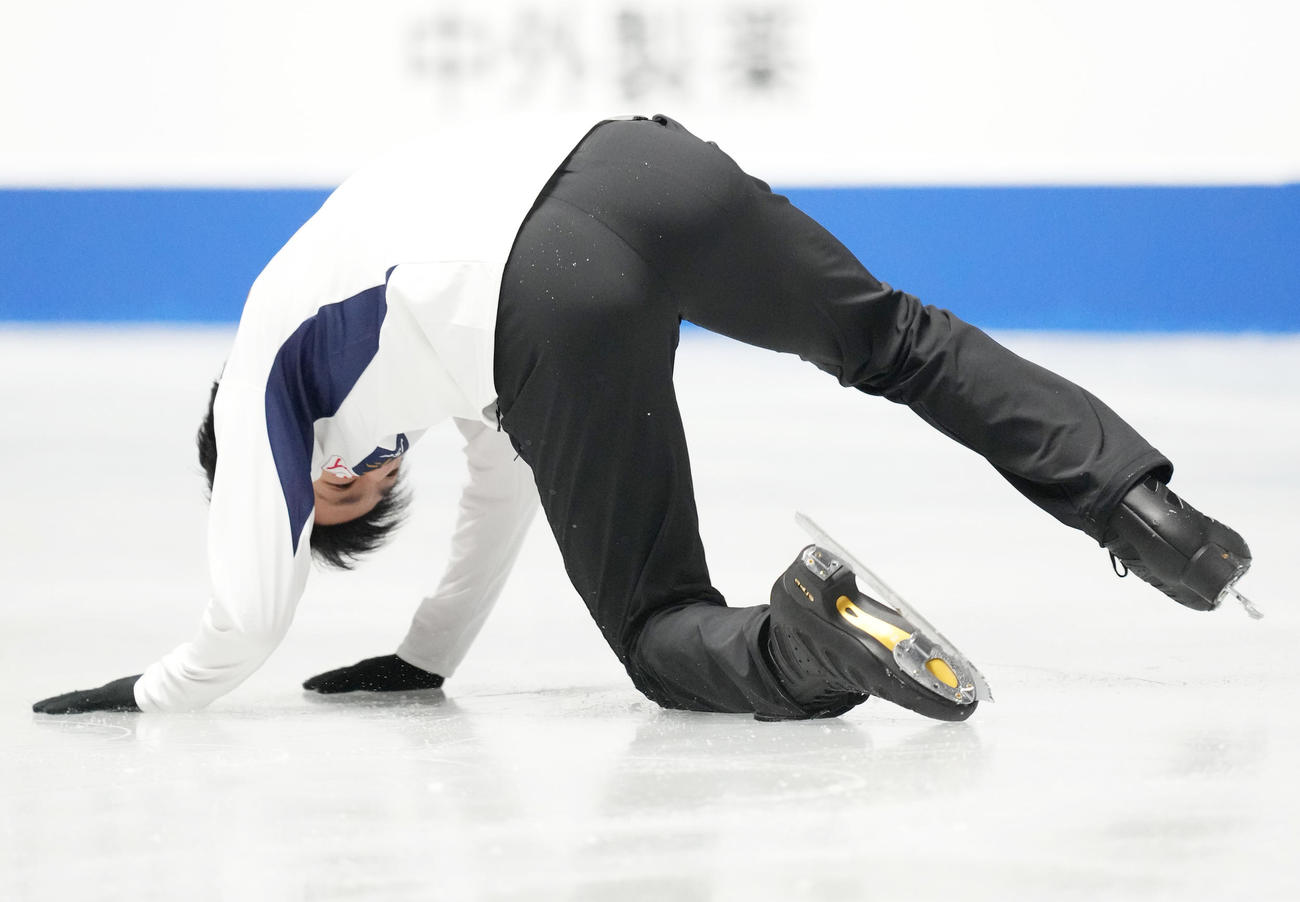 NHK杯男子シングルの公式練習で転倒する三浦（撮影・菅敏）