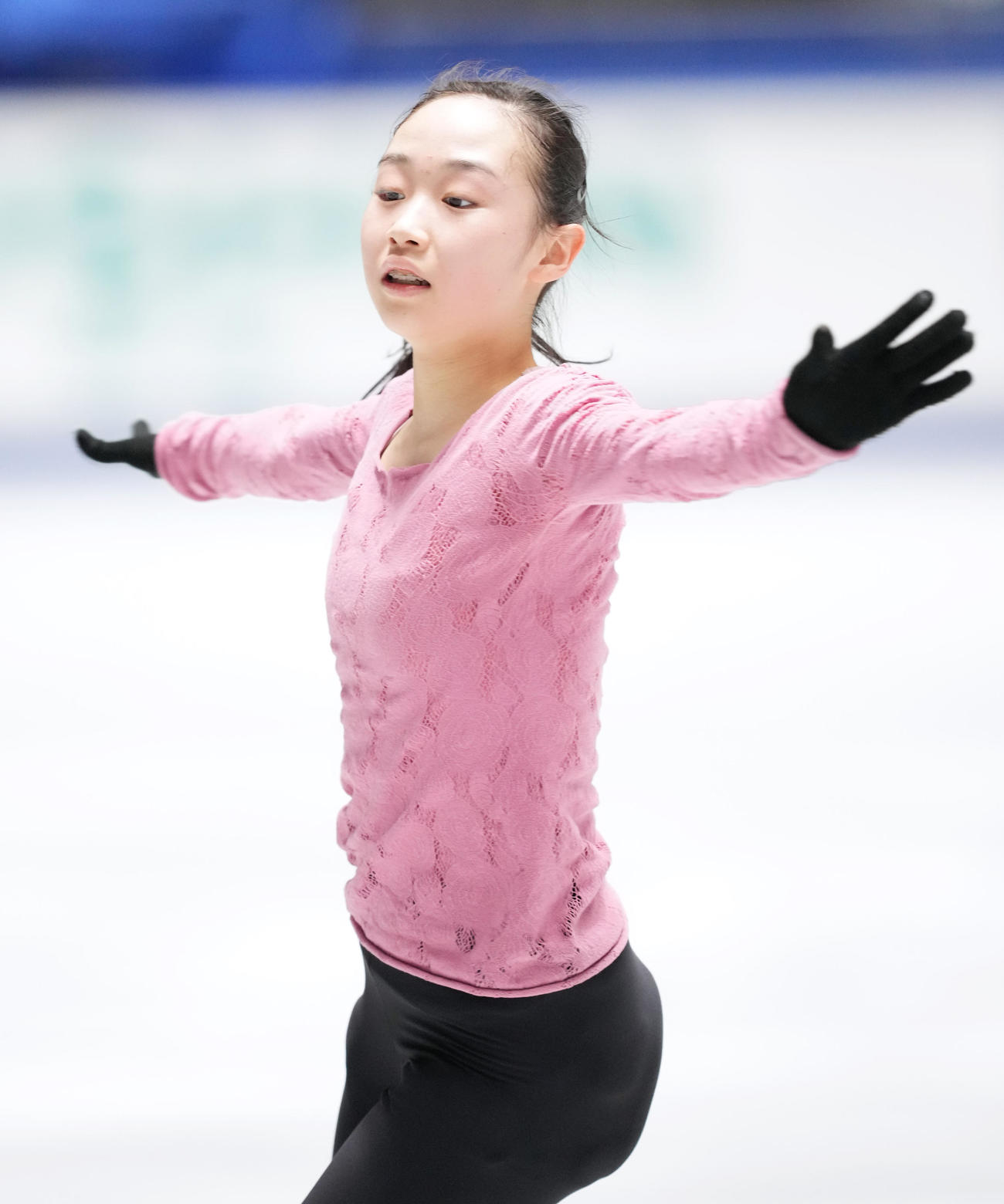 NHK杯女子シングルの公式練習で調整する松生（撮影・菅敏）