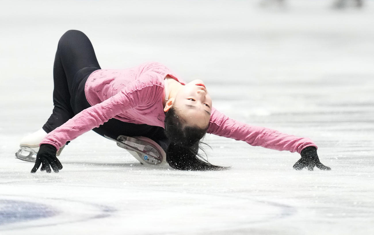 NHK杯女子シングルの公式練習で調整する松生（撮影・菅敏）