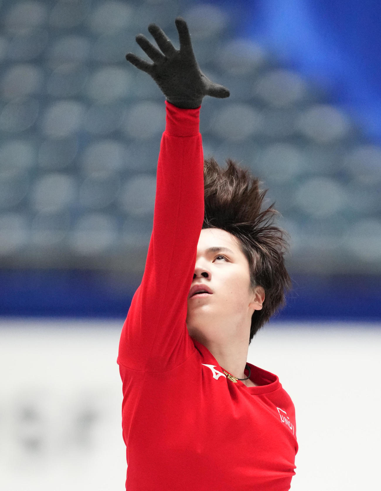 NHK杯男子シングルの公式練習で調整する宇野（撮影・菅敏）