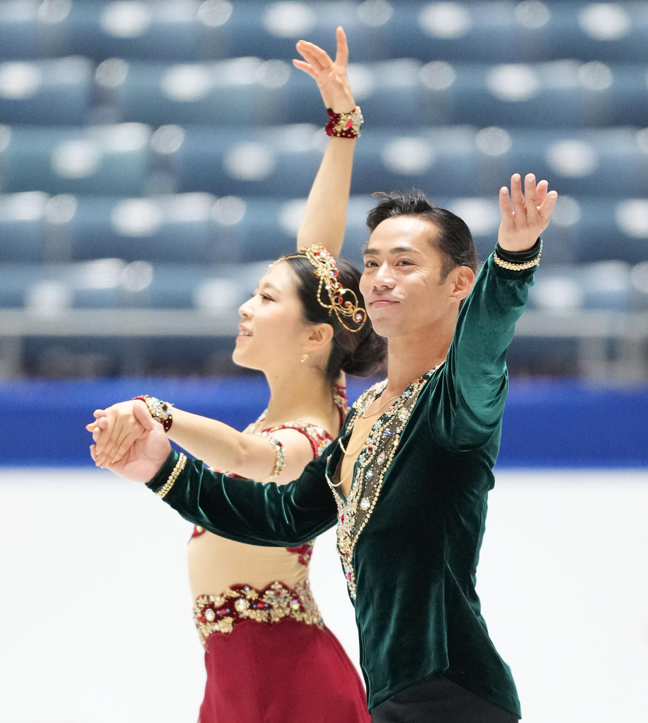 NHK杯アイスダンスの公式練習で調整する村元（左）、高橋組（撮影・菅敏）