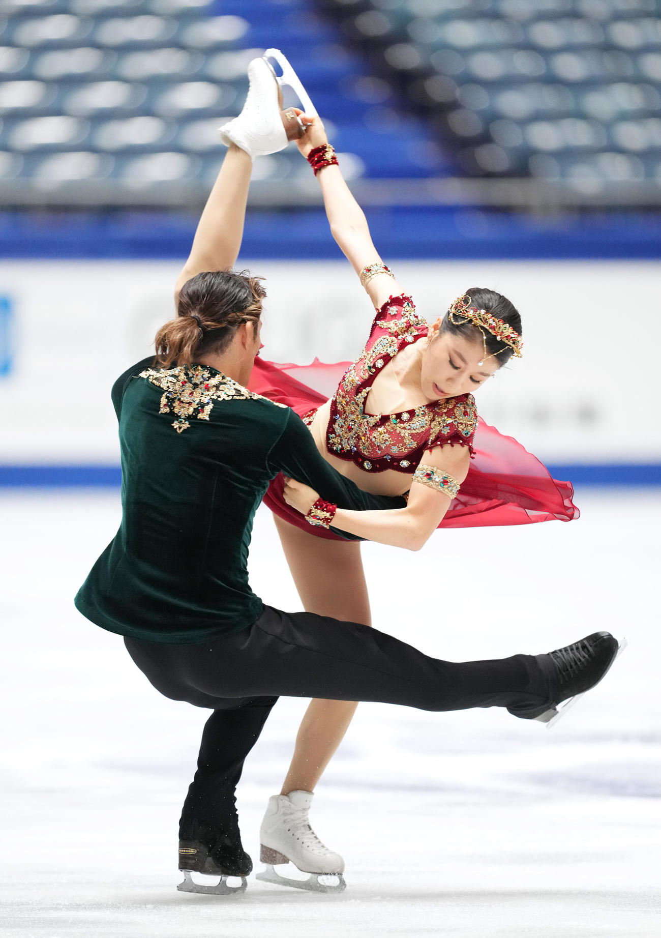 NHK杯アイスダンスの公式練習で調整する村元（右）、高橋組（撮影・菅敏）
