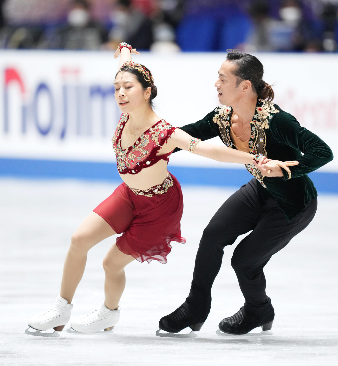 NHK杯アイスダンスの公式練習で調整する村元（左）、高橋組（撮影・菅敏）