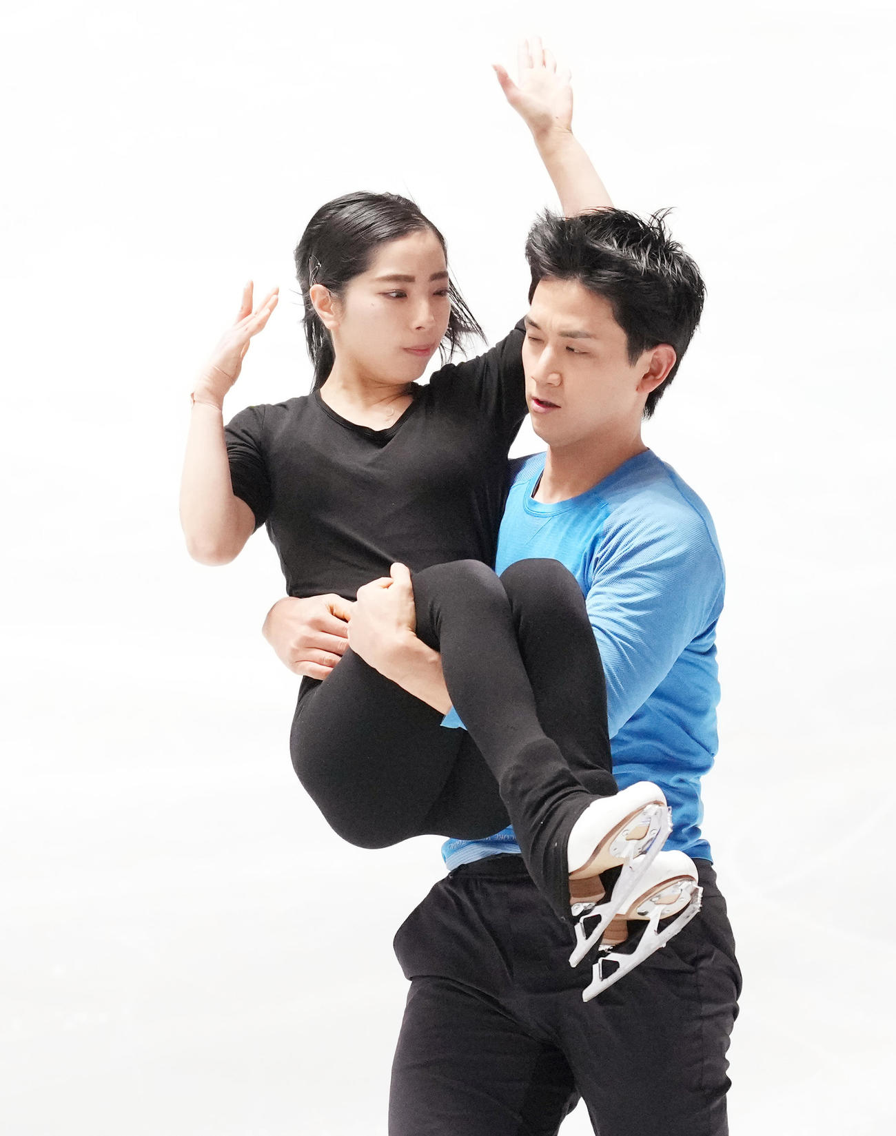 NHK杯ペアの公式練習で調整する三浦（左）、木原組（撮影・菅敏）