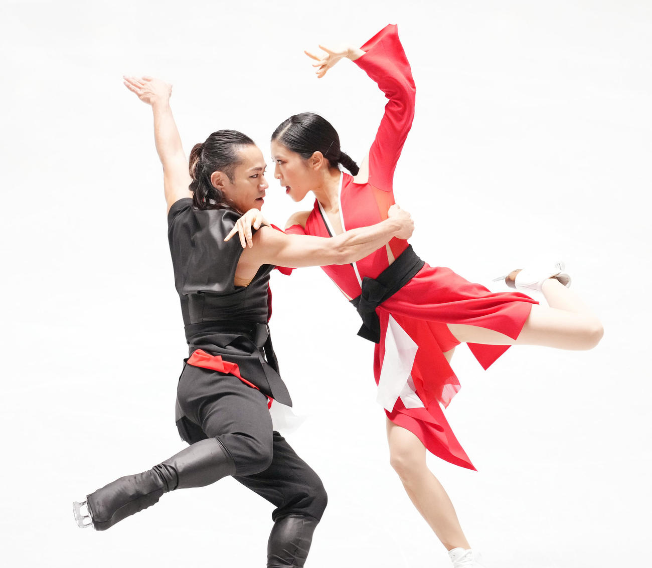 NHK杯アイスダンスの公式練習で調整する村元（右）、高橋組（撮影・菅敏）