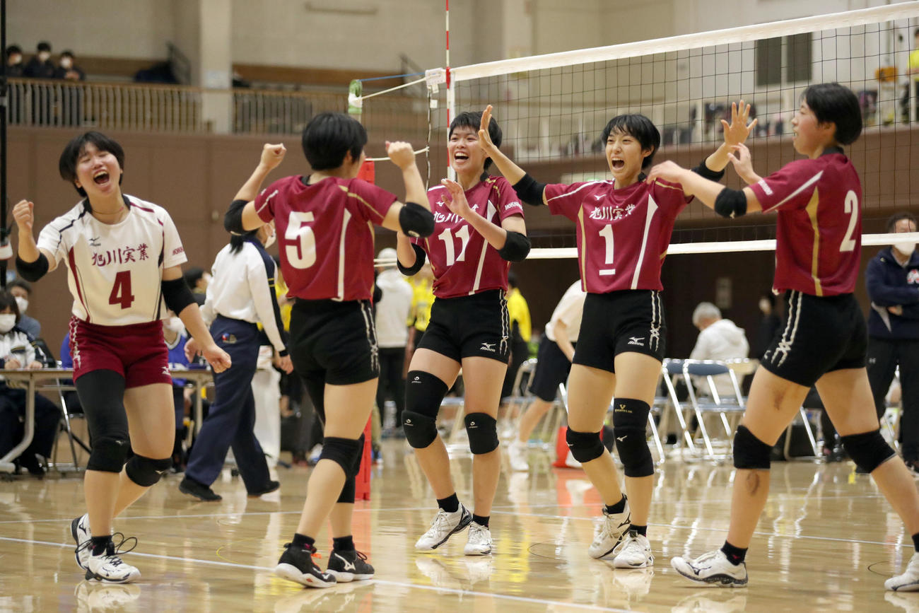 旭川実対帯広南商　第3セット、得点が入り喜び合う旭川実の選手たち（撮影・佐藤翔太）
