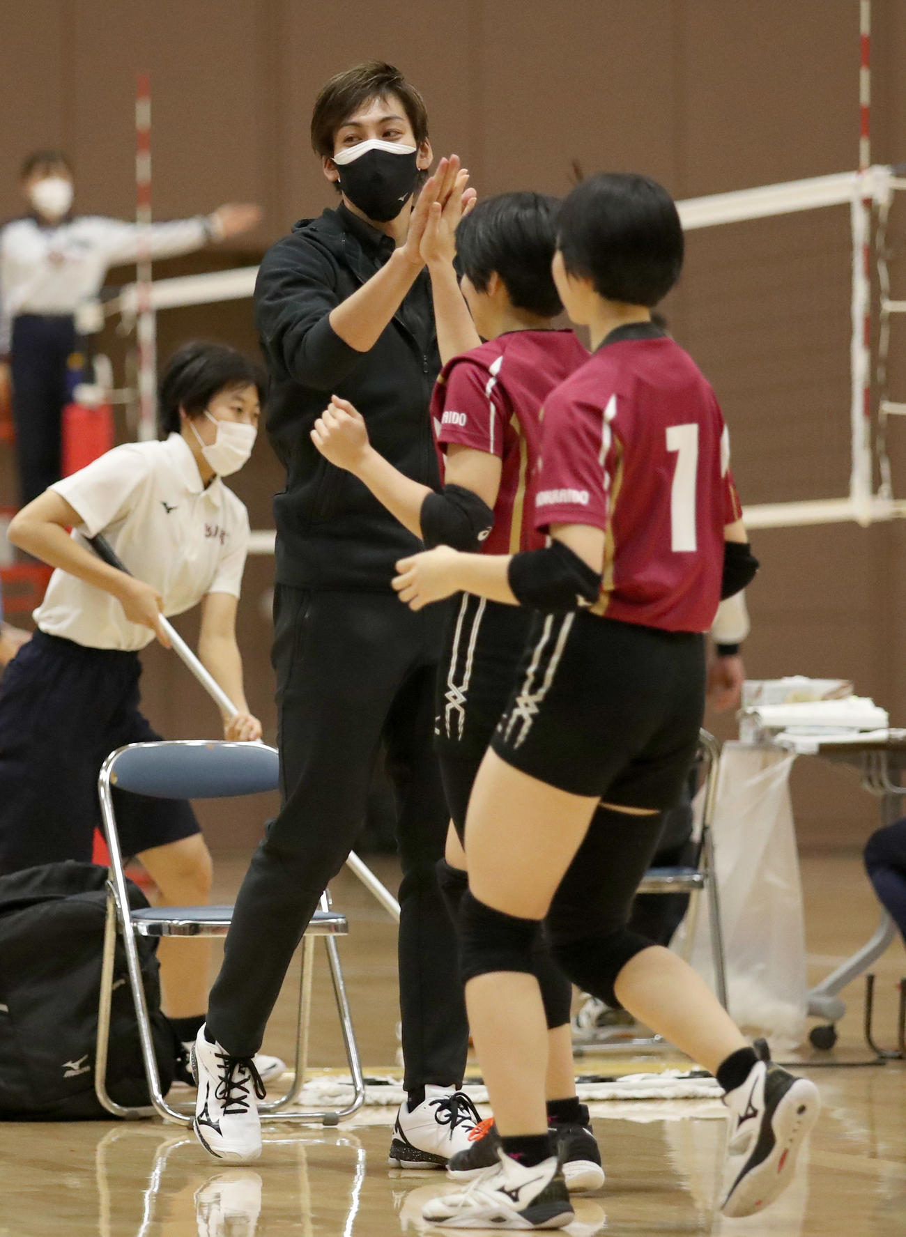 旭川実対帯広南商　第3セット、選手たちを出迎えるヴォレアス北海道の選手であり、旭川実のコーチを務める越川（撮影・佐藤翔太）
