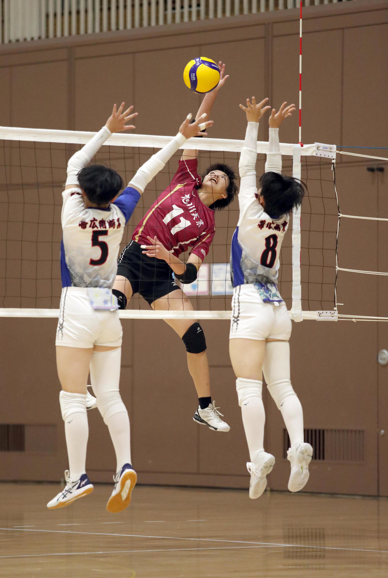 旭川実対帯広南商　第1セット、強烈なスパイクを放つ旭川実・笠井（撮影・佐藤翔太）