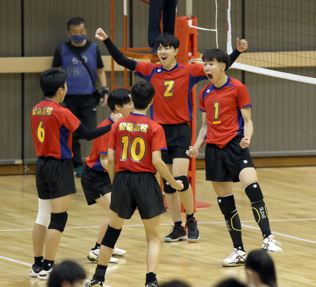留萌対小樽未来創造　第2セット、スパイクを決め喜ぶ留萌の選手たち（撮影・佐藤翔太）